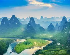  漓江暴熊队对阵云贵雪豹队，篮球淘汰赛惊险晋级，内线统治篮板——禁区内连续解围