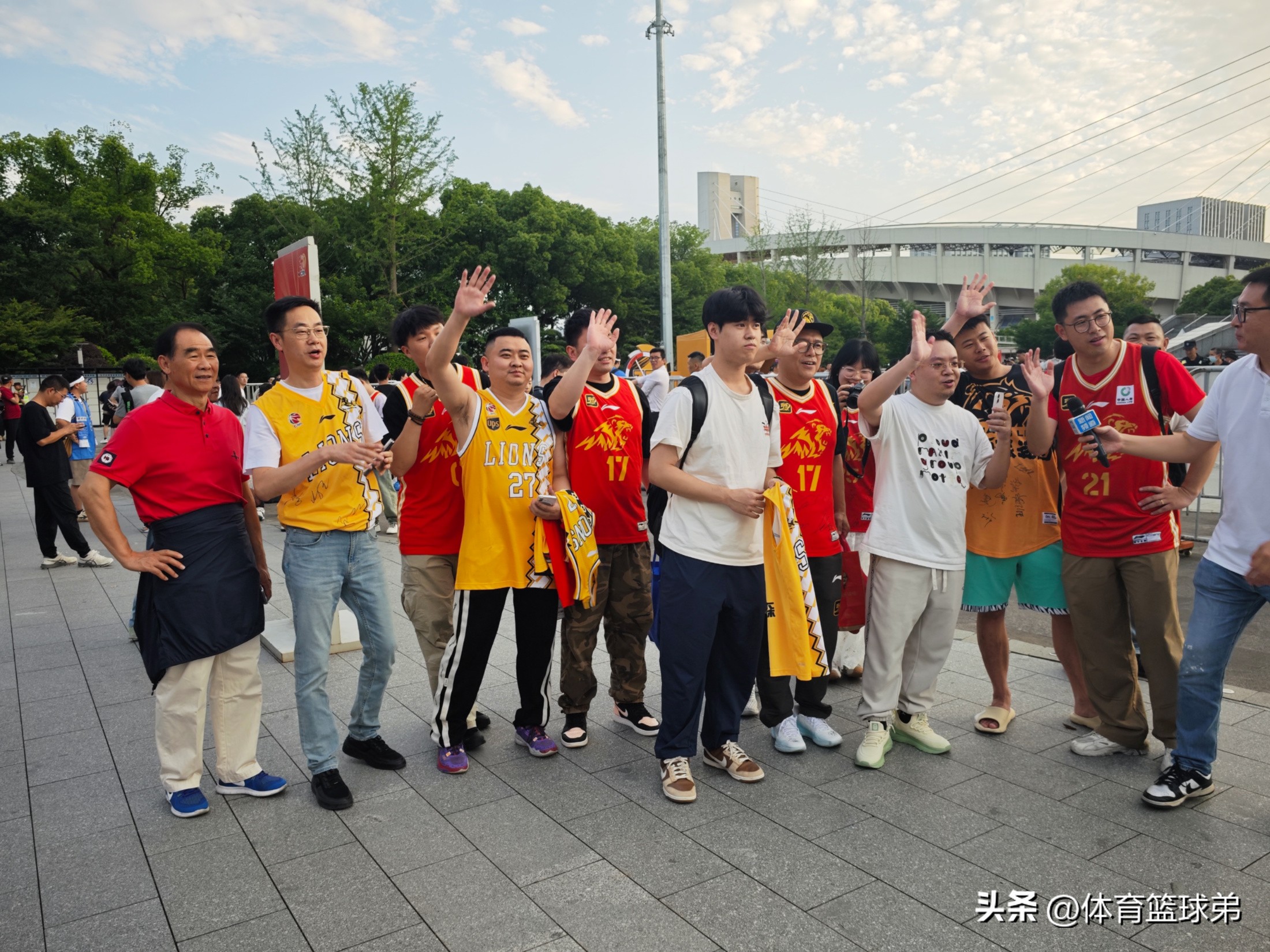 九游云游戏入口 -广厦男篮训练开放日，国际比赛日绝杀压哨引欢呼，中超在即，训练强度明显提升的简单介绍