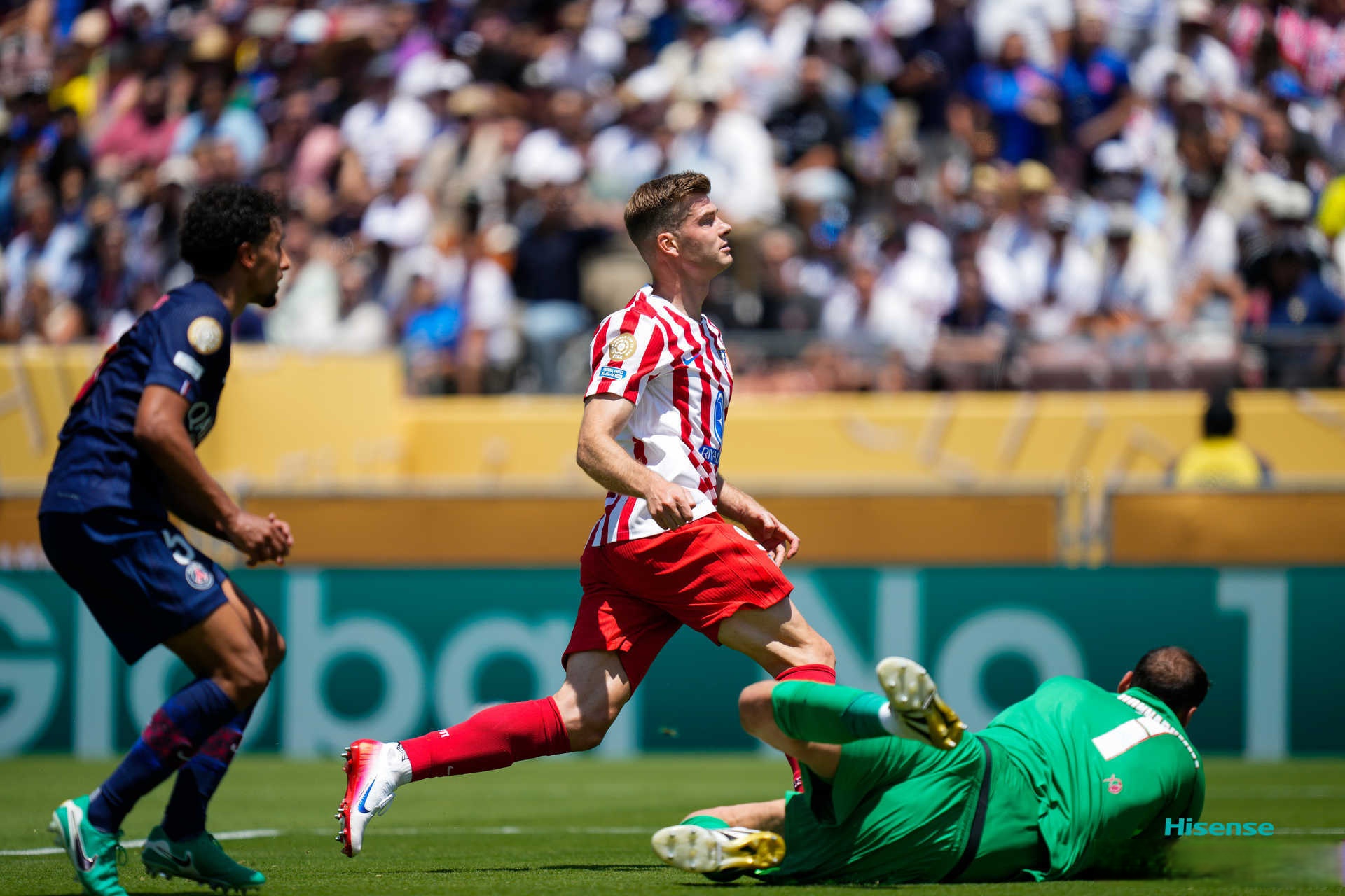 塞维利亚训练开放日，关键时刻门线救险引欢呼，欧冠在即，纪律约束更严格的简单介绍